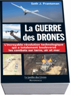 La guerre en Ukraine a mis en évidence la nouvelle révolution amenée sur le champ de bataille par les drones. Du plus complexe (le Predator) au plus simple vendu dans le commerce pour moins de 80 euros, les drones ont transformé la guerre conventionnelle comme la guérilla grâce à l'utilisation de l'intelligence artificielle qui permet même une attaque massive avec des essaim de drones. Par voie de conséquence, cette guerre, technologique à 100%, entraîne une concurrence acharnée entre les États-Unis, la Chine, Israël, l'Iran, la Turquie, la France et l'Allemagne. Qui sera la prochaine superpuissance ? Par exemple, l'armée ukrainienne a utilisé des drones à 100 euros pour détruire non seulement des centaines de chars russes à environ 2 million d'euros pièce, mais également des navires de guerre dont le prix unitaire dépassait les 80 millions! Idem dans la bataille de Mossoul où les drones artisanaux de l'Etat islamique avaient transformé la vie des soldats et civils irakiens en enfer. Avec son enquête approfondie, le journaliste Seth J. Frantzman vous emmène aussi bien au sein des services Action de divers pays qu'au siège de la CIA où cette nouvelle technologie est née, et qui a été utilisée la première fois pour retrouver... Oussama Ben Laden. C'est également avec un drone que la CIA a tué à grande distance le commandant iranien Qasem Soleimani. Aujourd'hui, la Syrie, la Lybie, le Yémen, l'Ukraine sont surveillés en permanence par des drones, modifiant en cela les modes d'action des combattants au sol.