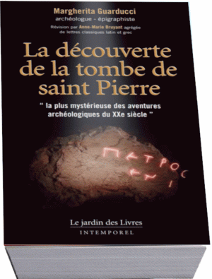 Si les deux plus grands exploits archéologiques à ce jour sont la découverte de Troie par Heinrich Schliemann et celle de la momie de Toutankhamon par Howard Carter, aucune n'arrive à l'importance que représente l'identification de la tombe de l'Apôtre Pierre par Margherita Guarducci. Lorsqu'en 1939 le Pape Pie XI demanda à être enterré près du compagnon de Jésus, par manque de place, des travaux de sondage furent entrepris sous la basilique. Et c'est lors de ces travaux de préparation qu'un ouvrier a soudain été happé dans l'excavation qu'il préparait: comme dans un film "Retour vers le Futur" sa chute de plusieurs mètres l'a instantanément transporté du XXe au Ier siècle ! Margherita Guarducci, celle qui a réussi l'exploit en 1956 à identifier l'emplacement de l'Apôtre, est également épigraphiste, ce qui l'a définitivement aidée à trouver son chemin dans le labyrinthe complexe de cette gigantesque nécropole romaine dont le Vatican ignorait l'existence. En donnant le contexte historique, le Pr Guarducci raconte elle-même dans ce livre ( traduit pour la première fois en français ) comment, décryptage après décryptage des graffitis sur les murs, elle est parvenue jusqu'à la dernière demeure de l'apôtre. L'aventure de Margherita Guarducci est digne d'un Indiana Jones: sa découverte sera même reconfirmée au XXIe siècle par des analyses scientifiques complémentaires. Son livre est illustré par de nombreuses photos, documents et dessins uniques qui ont mis un point final aux affirmations de certains archéologues israéliens ayant toujours soutenu que Pierre n'a même jamais mis les pieds à Rome !